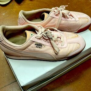 Women’s gently used pink puma shoes size 6
